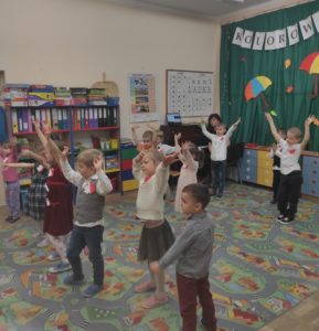 Dzieci tańczą do piosenki anglojęzycznej