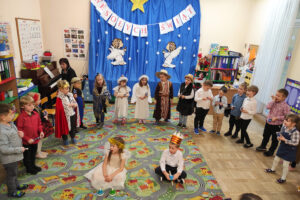 Dzieci śpiewają piosenkę o Mikołaju oraz wykonują instrumentację do piosenki