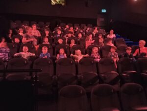 W kinie- dzieci przed seansem