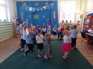 Dzieci ilustrują ruchem piosenkę