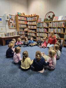 Wspólne przywitanie się z Panią bibliotekarką