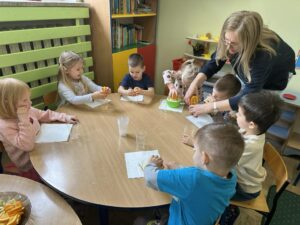 Dzieci uczą się samodzielnie wyciskać owoce