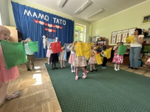 Taniec z kolorowymi chusteczkami