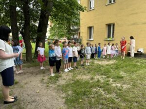 Chłopcy odchodzący do szkoły mówią wierszyk