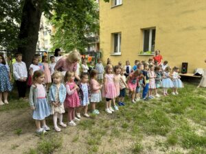 Maluszki z Grupy I witają wakacje