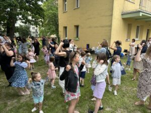 Wesołe zabawy na placu zabaw